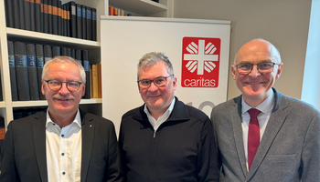 Vorstandsteam der Caritas Bayern: drei Herren im Anzug | © Landes-Caritasverband Bayern / Tobias Utters